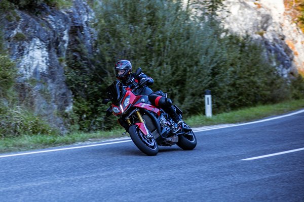 Comment choisir un déflecteur de vent pour une moto de tourisme?