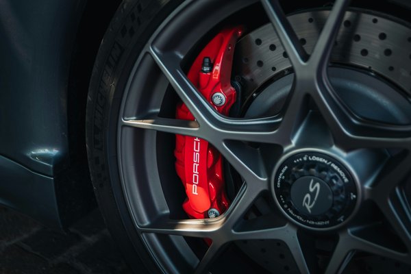 Comment les systèmes de détection de la pression des pneus influencent-ils la sécurité des véhicules de tourisme en montagne?