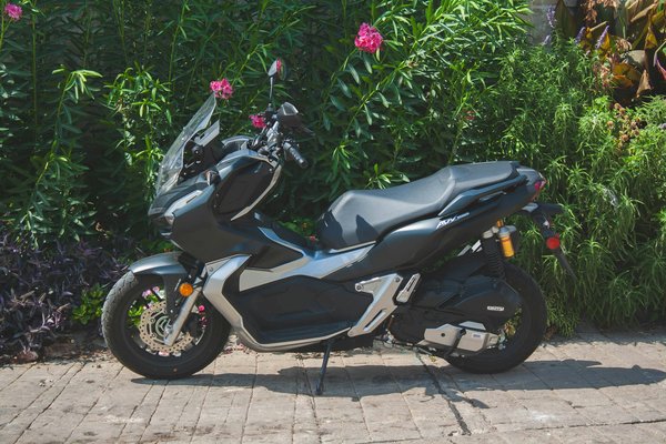 Quels sont les avantages des amortisseurs arrière réglables pour une moto de touring?